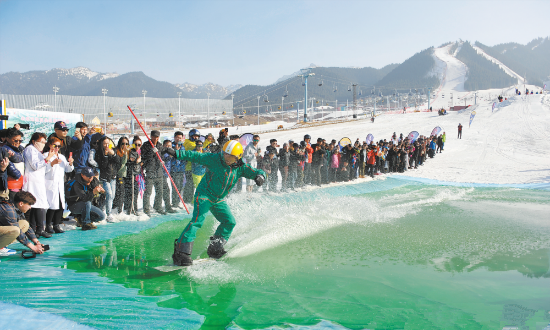上圖為3月24日，在絲綢之路國際度假區滑雪場，滑雪愛好者在體驗雪地滑水。