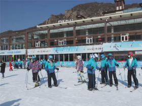 張家口第五屆“萬名學生上冰雪”活動正式啟動！