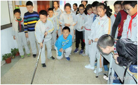 學(xué)生們積極參與“冰雪運動進校園”知識講座互動