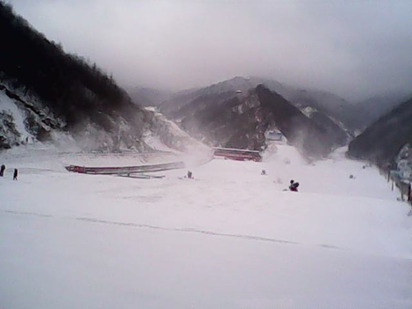 洛陽(yáng)伏牛山四季滑雪度假樂(lè)園