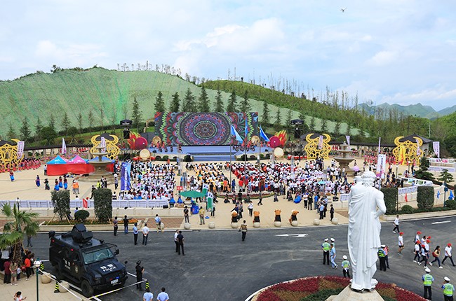 第四屆安順旅游產(chǎn)業(yè)發(fā)展大會在關(guān)嶺縣永寧鎮(zhèn)奇緣谷冰雪小鎮(zhèn)隆重開幕