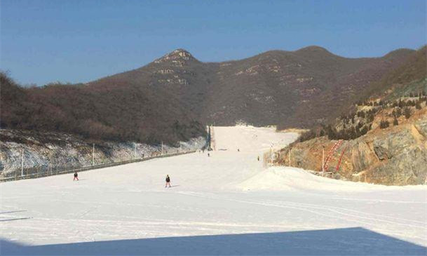 內蒙古扎蘭屯金龍山滑雪場