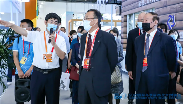 北京奧運城市發展促進會常務副會長劉敬民、副會長蔣效愚等領導一行蒞臨銘星冰雪展位調研