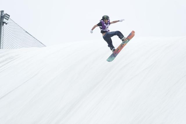 滑雪運動員穿著短袖在旱雪上進行比賽