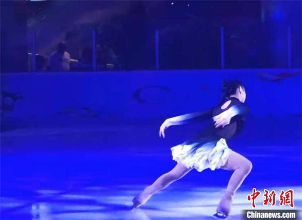李思嫻在北京國貿商城滑冰場進行花樣滑冰表演