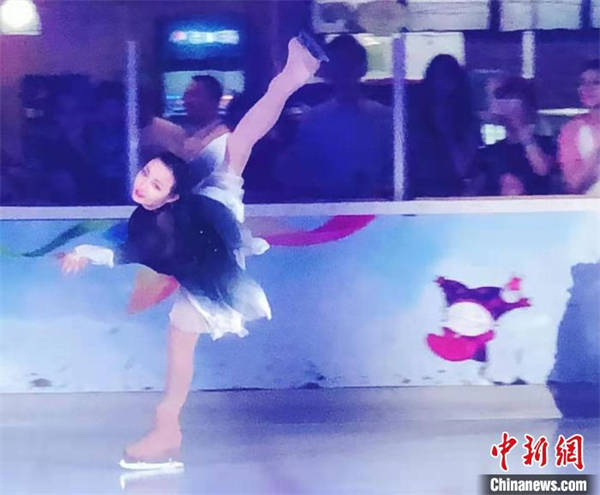 李思嫻在北京國貿商城滑冰場進行花樣滑冰表演