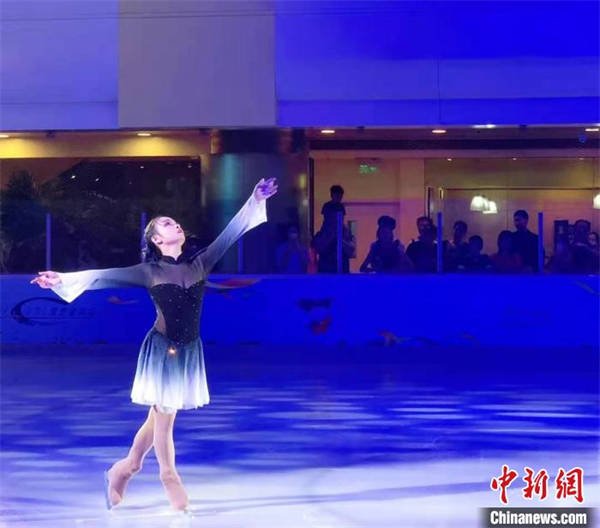 李思嫻在北京國貿商城滑冰場進行花樣滑冰表演