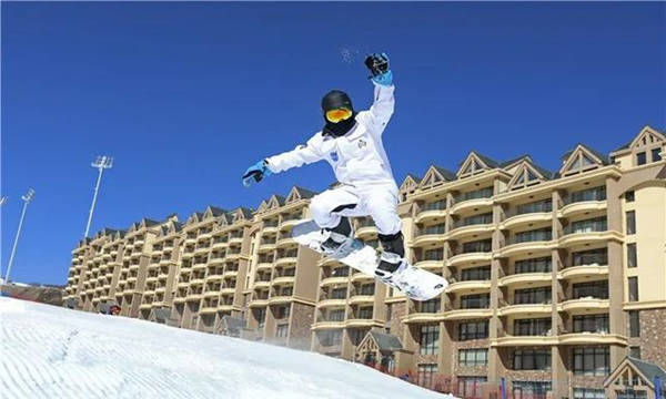 滑雪愛好者在崇禮區云頂滑雪公園