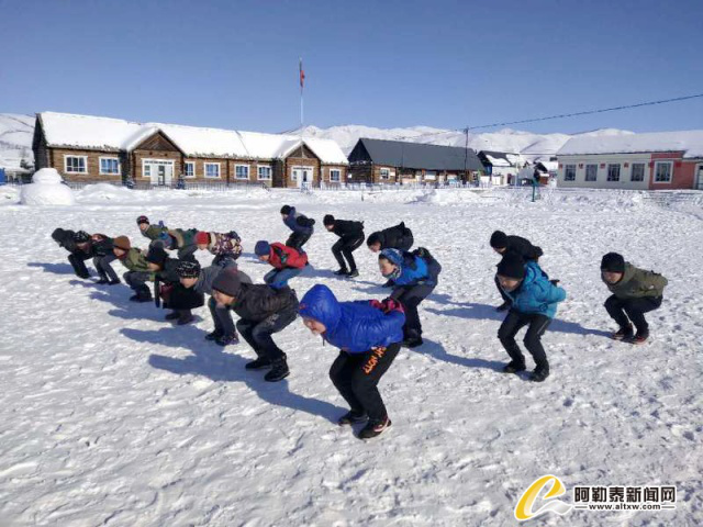 哈巴河縣鐵熱克提鄉(xiāng)牧業(yè)寄宿學(xué)校開展冰雪特色運動