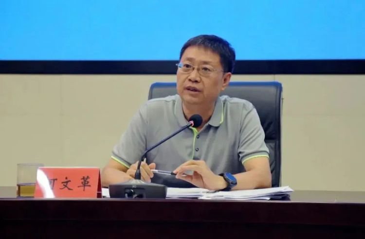 河北省體育局黨組成員、副局長何文革