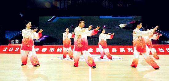太極拳愛(ài)好者表演傳統(tǒng)楊式太極拳