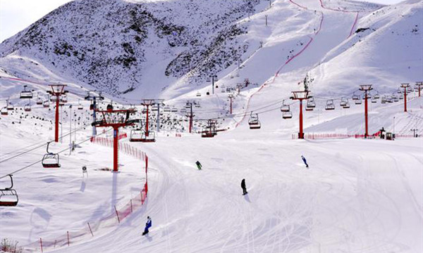 3月10日，游客在將軍山滑雪場滑雪。