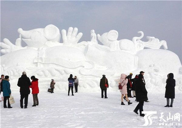 游客在新疆博斯騰湖大河口(西海漁村)景區欣賞雪雕