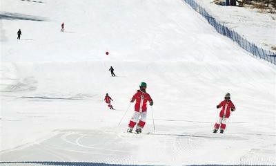 2月26日，滑雪愛好者在張家口市崇禮區太舞滑雪小鎮滑雪。