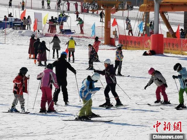 學生享受著冰雪運動的樂趣