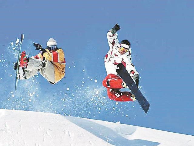 游客在崇禮體驗(yàn)滑雪樂趣。