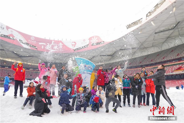 學生們嬉雪