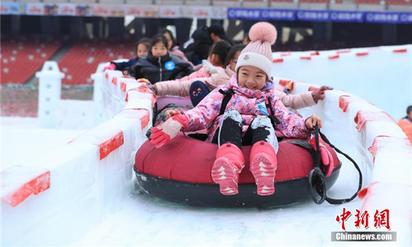 學生玩雪圈滑梯