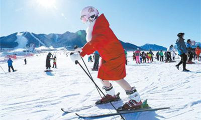 在新疆烏魯木齊絲綢之路國際度假區滑雪場，滑雪愛好者在體驗冰雪運動樂趣
