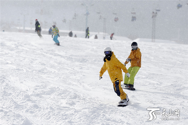 在絲綢之路國(guó)際度假區(qū)滑雪場(chǎng)內(nèi),滑雪愛(ài)好者們盡情地在雪道上馳騁、撒歡。