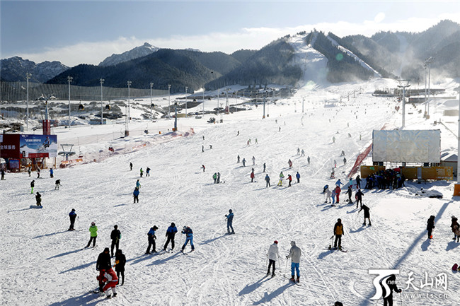首滑當(dāng)日,上千名游客及滑雪愛(ài)好者們齊聚絲綢之路國(guó)際度假區(qū)滑雪場(chǎng),一起感受“樂(lè)享冰雪·心宿南山”。