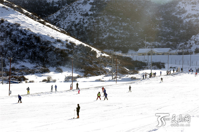 在白云國(guó)際滑雪場(chǎng)內(nèi),滑雪愛(ài)好者們正在初級(jí)道上感受冰雪帶來(lái)的樂(lè)趣。
