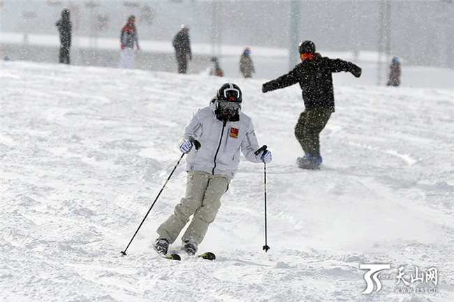 在絲綢之路國(guó)際度假區(qū)滑雪場(chǎng)內(nèi),滑雪愛(ài)好者們盡情地在雪道上馳騁、撒歡。