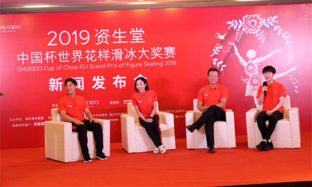 中國花樣滑冰國家集訓(xùn)隊(duì)總教練趙宏博和選手們