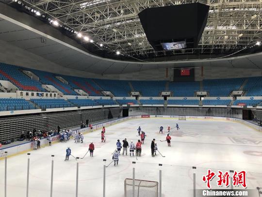 吉林市冰上運(yùn)動(dòng)中心，青少年冰球選手正在進(jìn)行訓(xùn)練