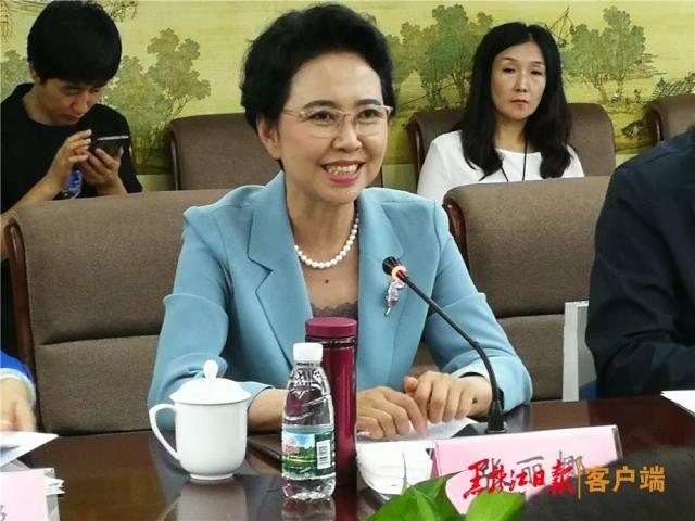 中國(guó)冰雪旅游推廣聯(lián)盟理事長(zhǎng)、黑龍江省文化和旅游廳廳長(zhǎng)張麗娜