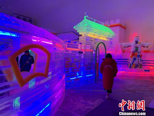 山西長治通天峽景區國際冰雕邀請賽開幕,七彩城冰雪藝術館正式開園迎客