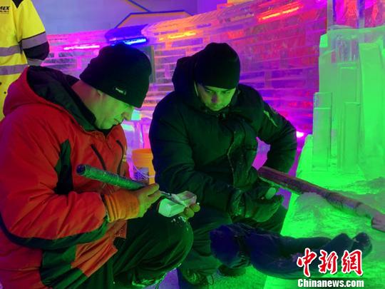 來自俄羅斯、韓國、蒙古國、塞舌爾等地的國際冰雕大師呈現的雕筑創作,讓廣大游客可暢游七彩冰雪世界,體驗反季節的清涼