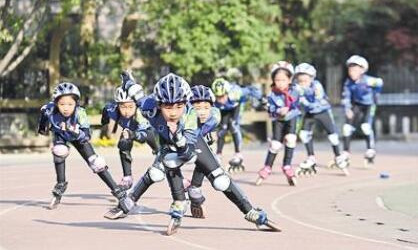 石家莊市橋西外國語小學(xué)的學(xué)生們進行輪滑練習(xí)
