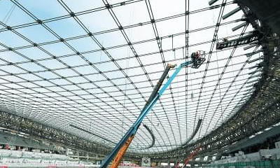 在國家速滑館施工工地，工人們正在緊張施工，為下一步鋼結構環桁架支座鎖定和屋面安裝做好準備