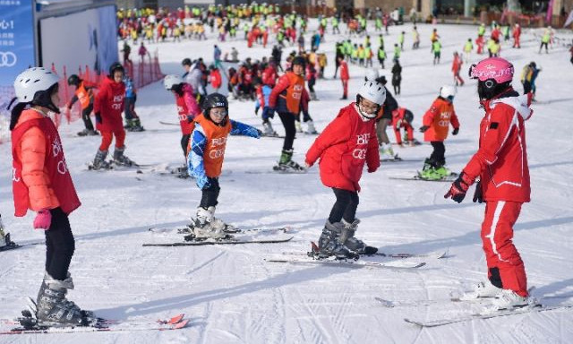 在吉林北大壺滑雪場，吉林市第二實驗小學學生們在滑雪教練的指導下進行坡道側向移動