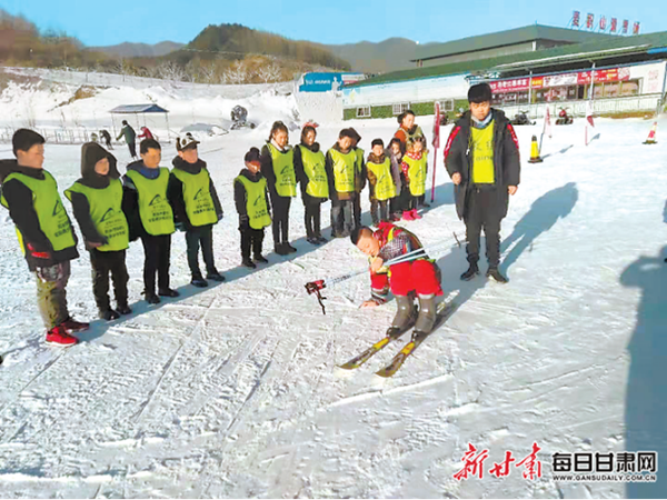 孩子們在學(xué)習(xí)滑雪