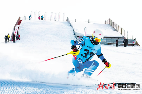 運動員在第二屆甘肅省大眾滑雪公開賽比賽中