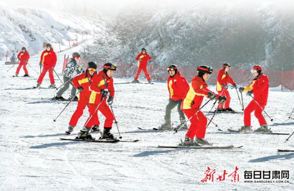 市民在永靖縣鳳凰山滑雪場滑雪