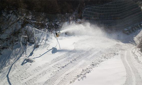 在北京冬奧會延慶賽區(qū)國家高山滑雪中心,工作人員在進(jìn)行造雪作業(yè)
