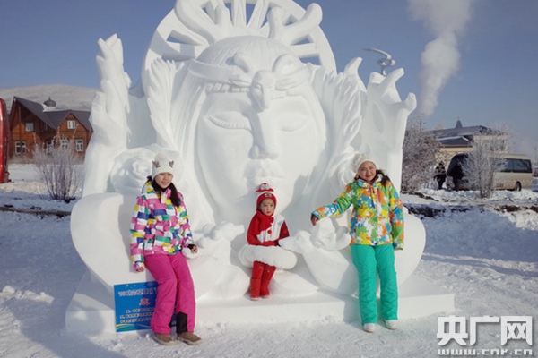 “2019呼倫貝爾冰雪日”12月7號在牙克石啟動,現(xiàn)場游客與雪雕作品合影