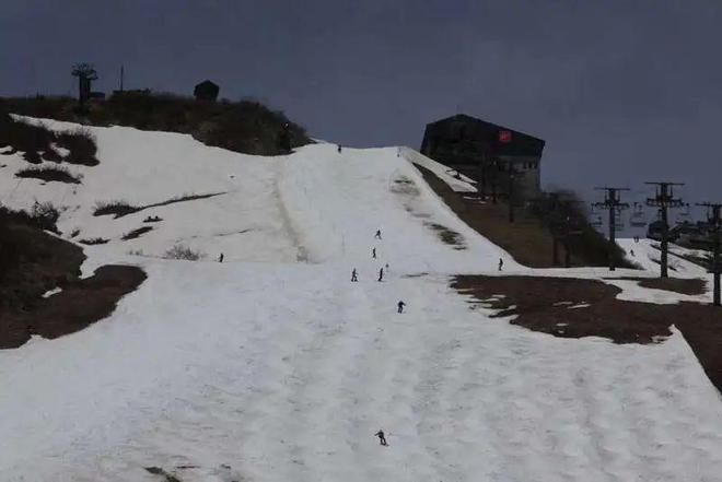 雪季最后一天,滑雪者在八方尾根滑雪場滑雪