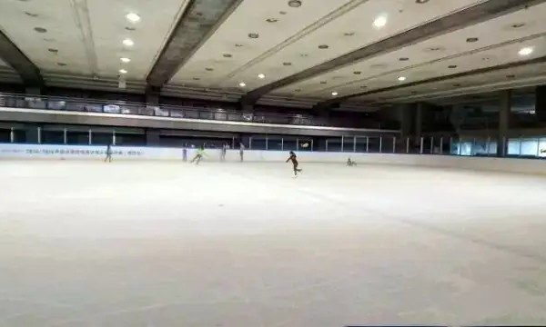 室內(nèi)真冰滑冰場造價(jià)
