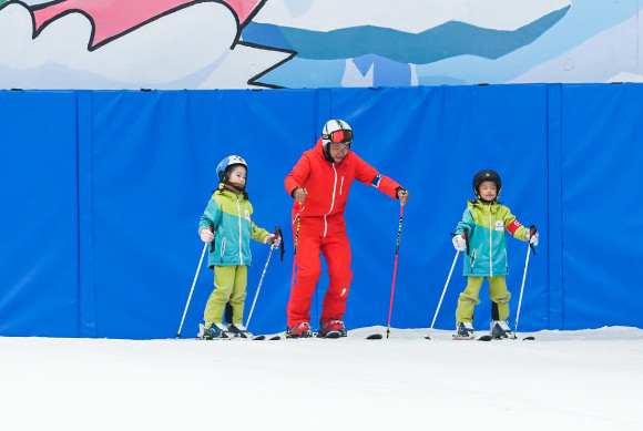 授牌儀式后,教練員帶領小朋友們體驗滑雪運動