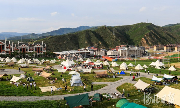 張家口市崇禮區(qū)富龍四季小鎮(zhèn)國際度假區(qū)開啟夏季運營模式，迎來了眾多游客。