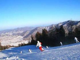壓雪車屬于什么類型的滑雪場設備？