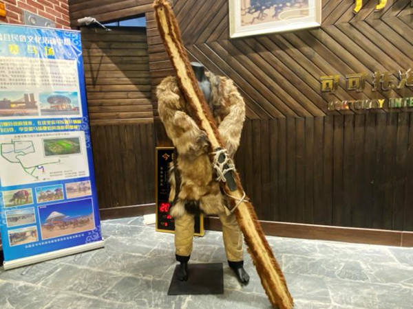 可可托海國(guó)際滑雪度假區(qū)展示的早期滑雪裝備